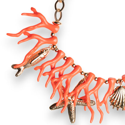 Collana girocollo con rami di corallo arancio in acrilico ed elementi marini in metallo pendenti