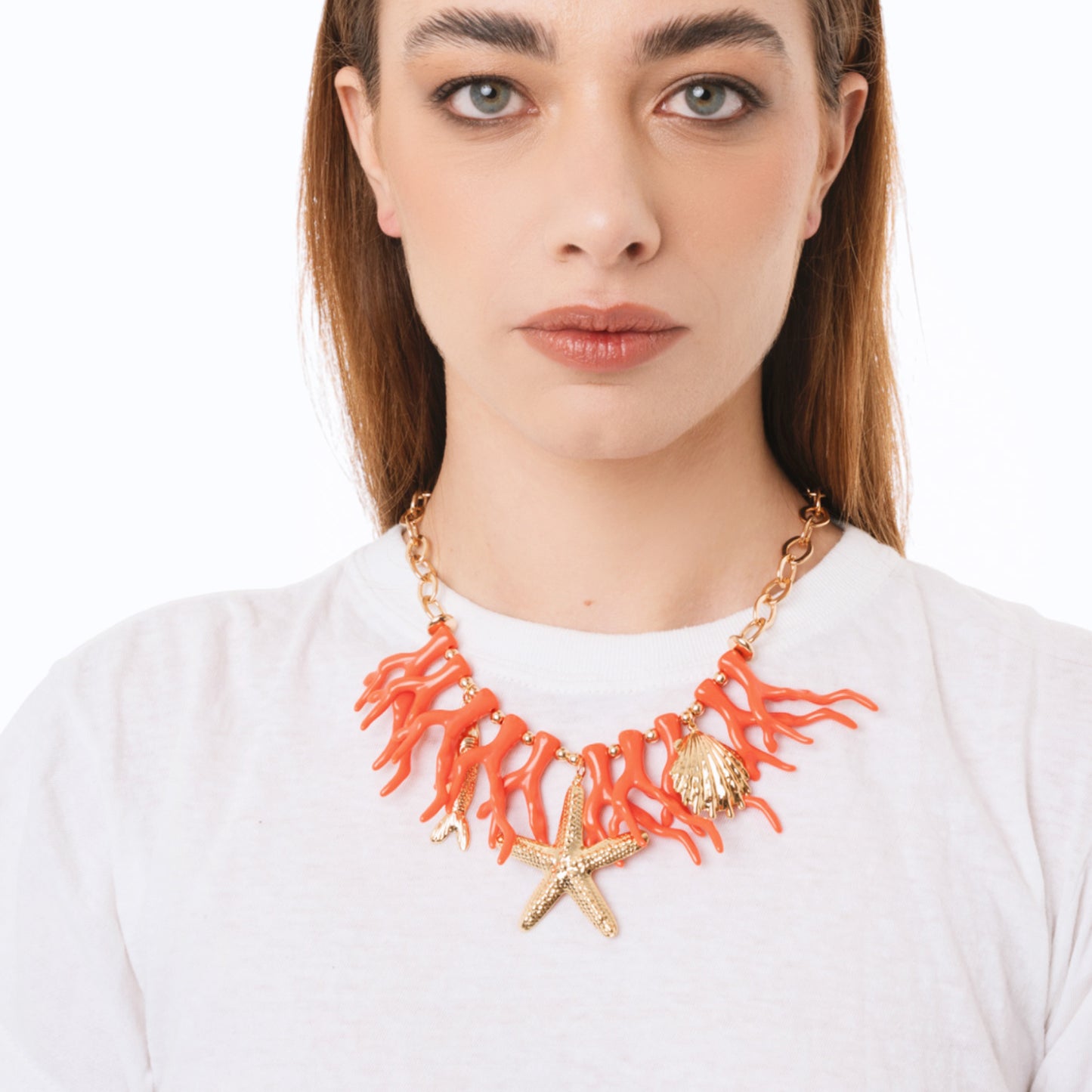 Collana girocollo con rami di corallo arancio in acrilico ed elementi marini in metallo pendenti