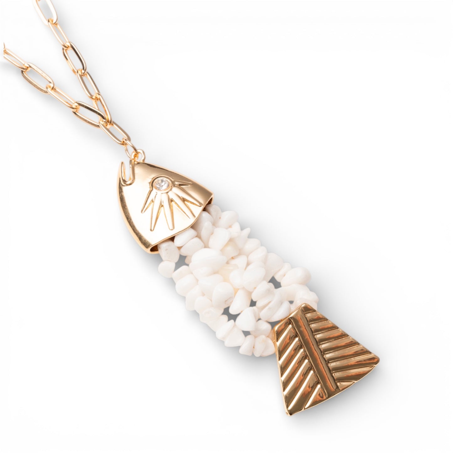 Collana lunga a catena con pendente a pesciolino ricoperto di conchiglie bianche