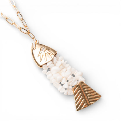 Collana lunga a catena con pendente a pesciolino ricoperto di conchiglie bianche