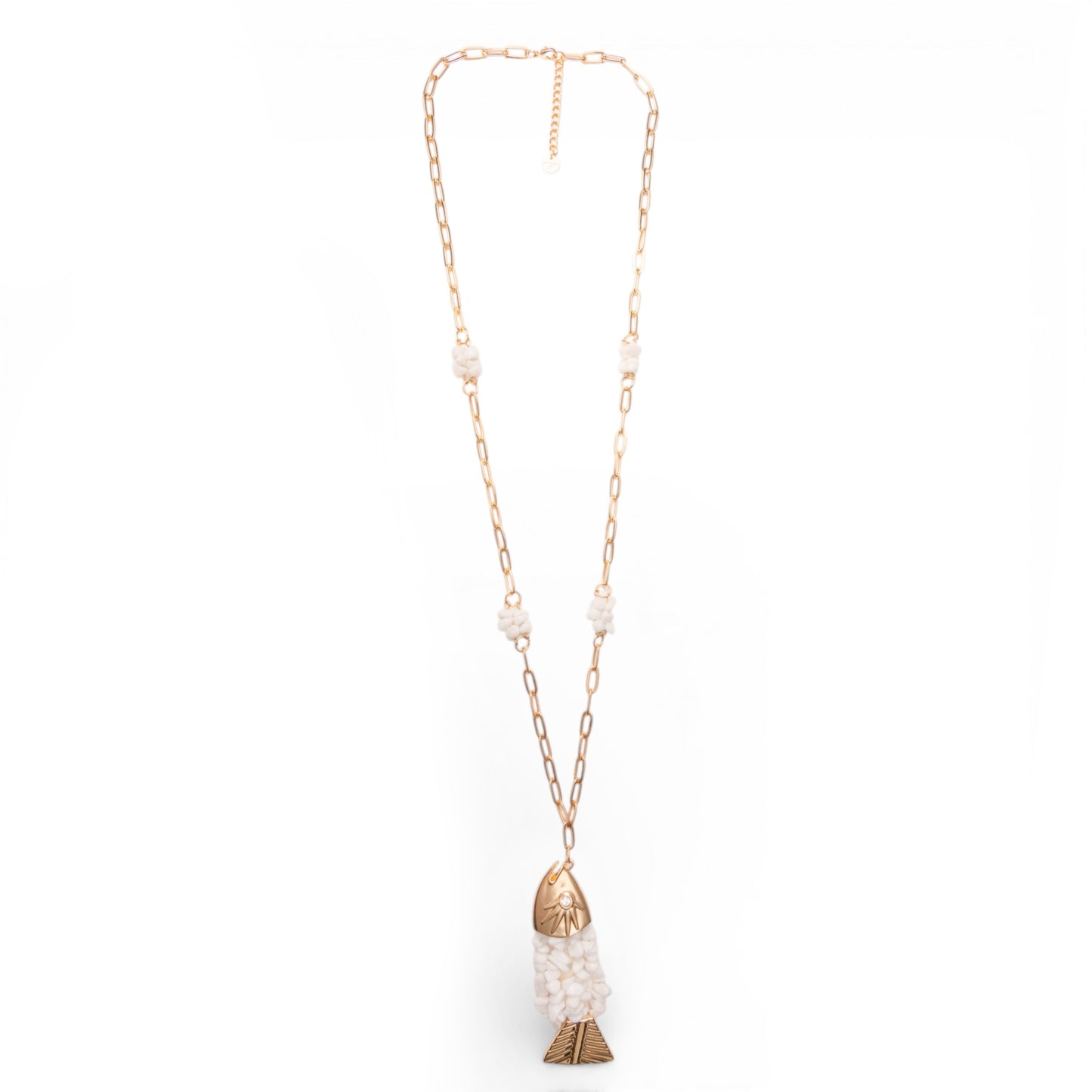 Collana lunga a catena con pendente a pesciolino ricoperto di conchiglie bianche