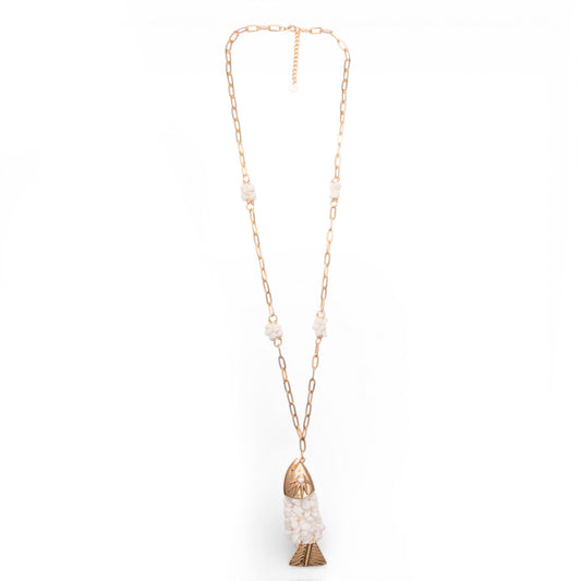 Collana lunga a catena con pendente a pesciolino ricoperto di conchiglie bianche