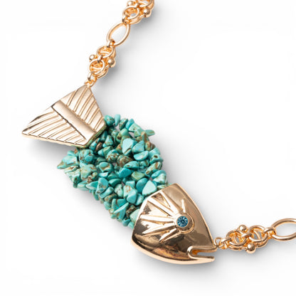 Collana girocollo a catena con pendente a pesciolino ricoperto di conchiglie turchesi