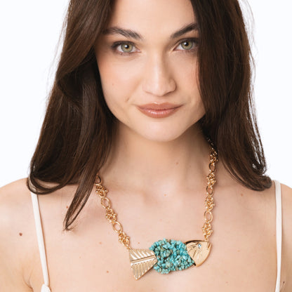 Collana girocollo a catena con pendente a pesciolino ricoperto di conchiglie turchesi