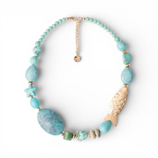 Collana girocollo con pietre in acrilico turchese e pesciolino in metallo