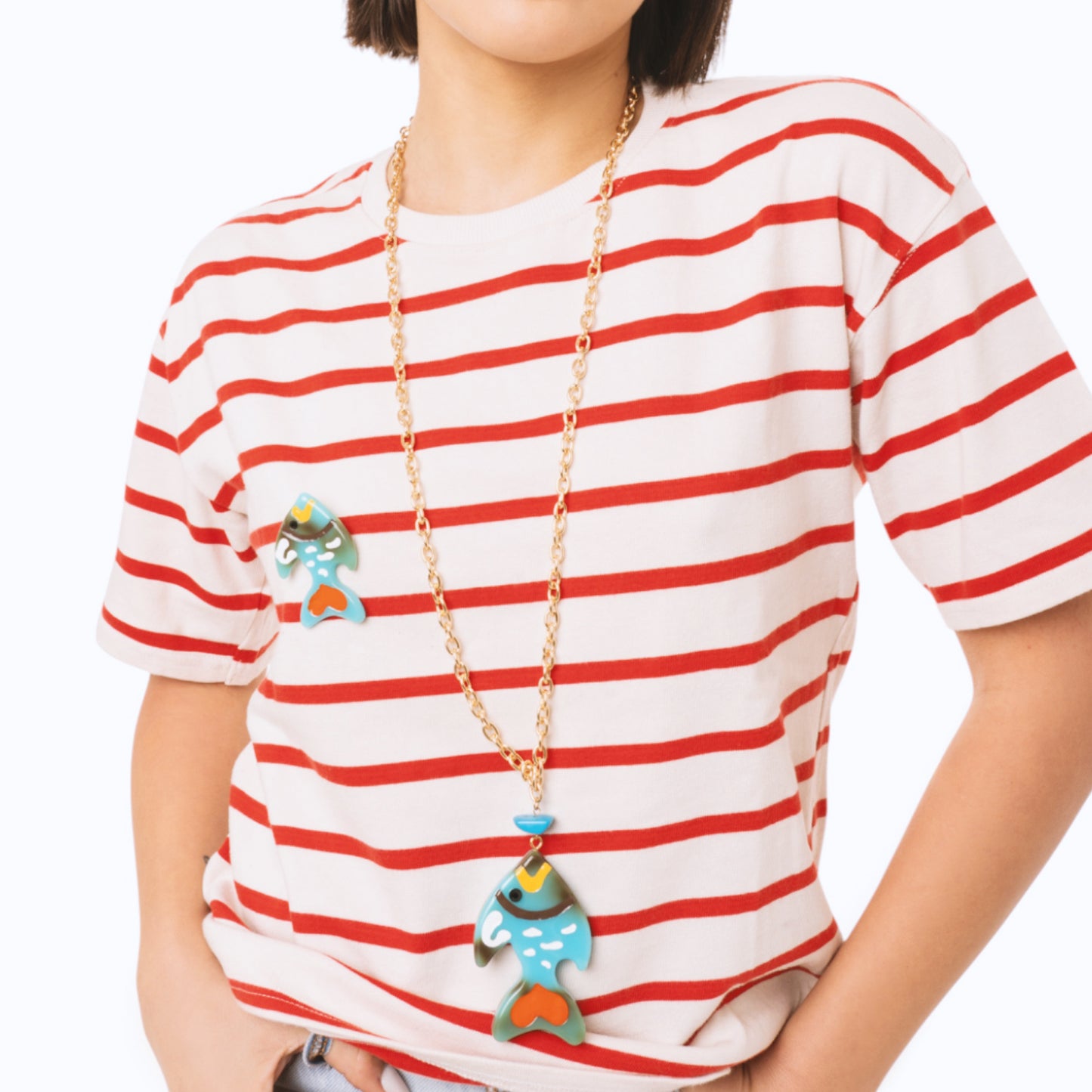 Collana lunga a catena con pendente in acrilico azzurro a forma di pesciolino