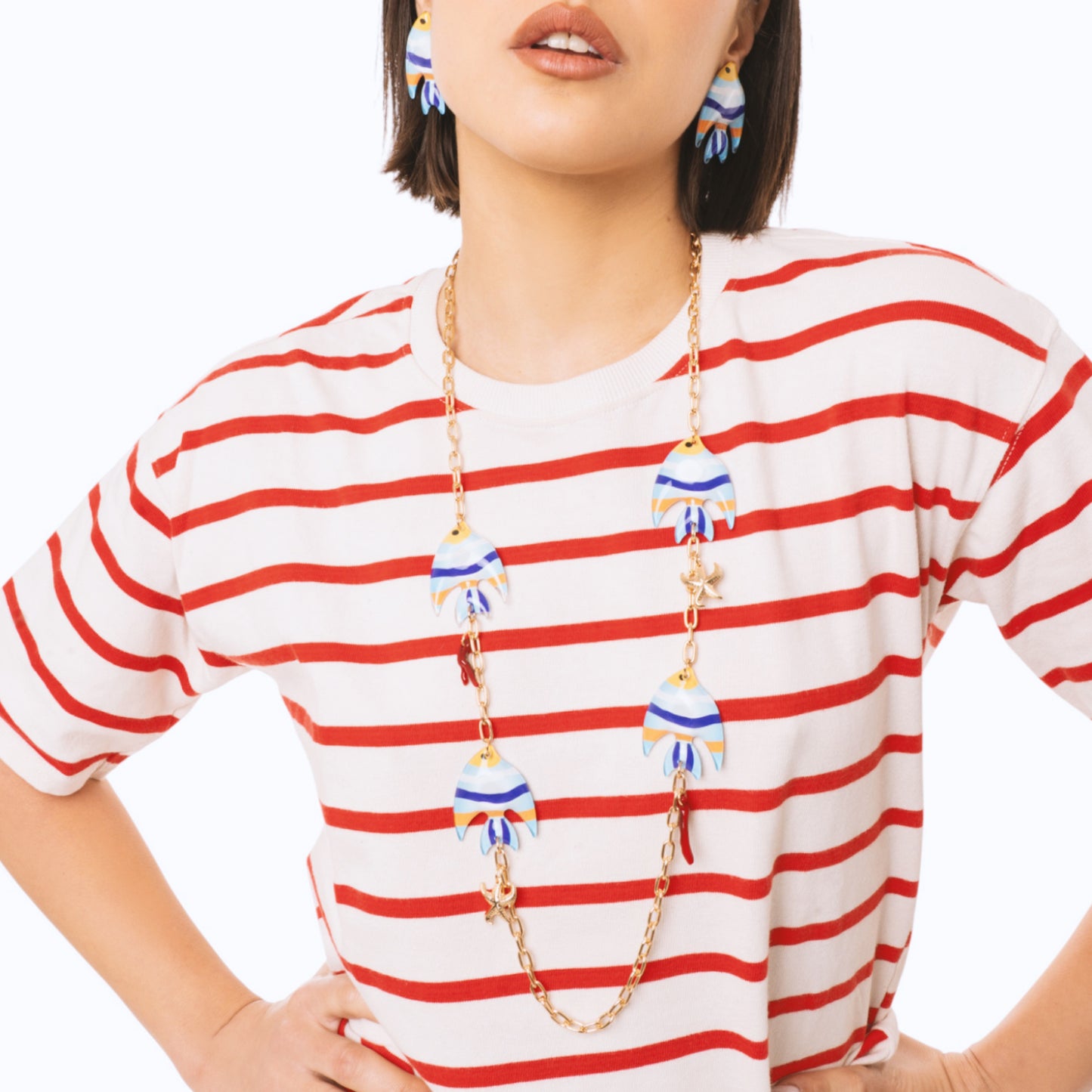 Collana lunga a catena con inserti a forma di pesciolino in acrilico