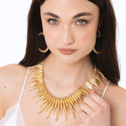 Collana girocollo in metallo con design a raggio di sole