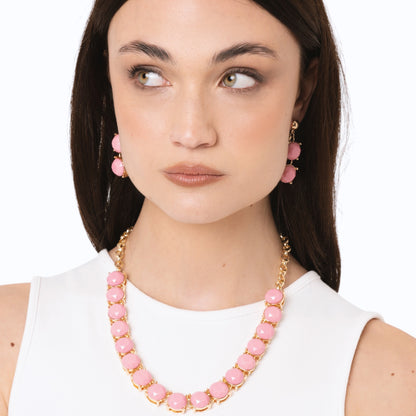Collana girocollo a catena con pietre in resina rosa