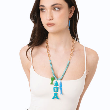 Collana a catena con pietre in vetro turchesi, con pendenti marini smaltati