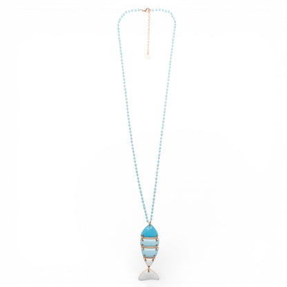 Collana lunga con pietre in vetro azzurre e pendente a pesciolino smaltato