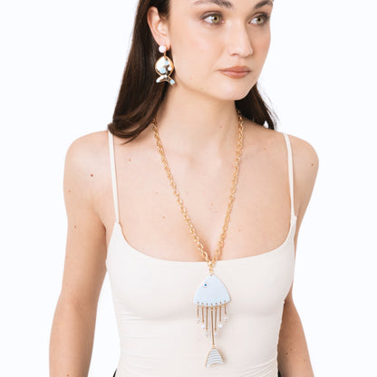 Collana lunga a catena sottile con pendente pesciolino smaltato celeste