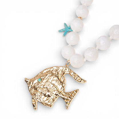 Collana lunga con sfere bianche in acrilico e pendente pesce tropicale in metallo