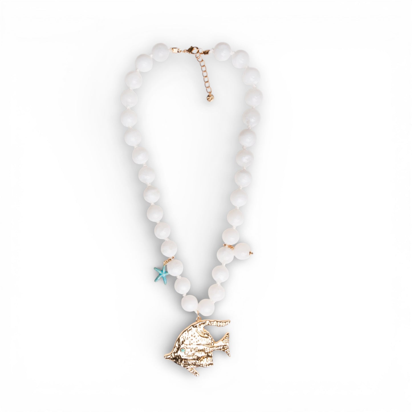 Collana lunga con sfere bianche in acrilico e pendente pesce tropicale in metallo