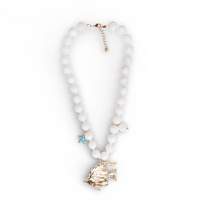 Collana lunga con sfere bianche in acrilico e pendente pesce tropicale in metallo