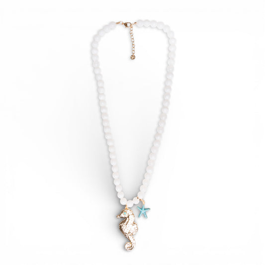 Collana lunga con sfere bianche in acrilico e pendente cavalluccio marino in metallo