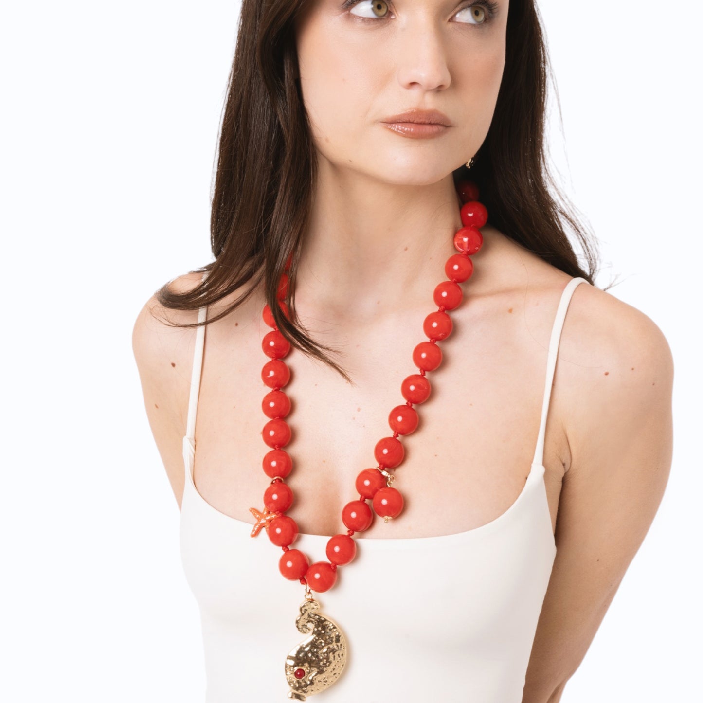 Collana lunga con sfere rosse in acrilico e pendente pesciolino in metallo