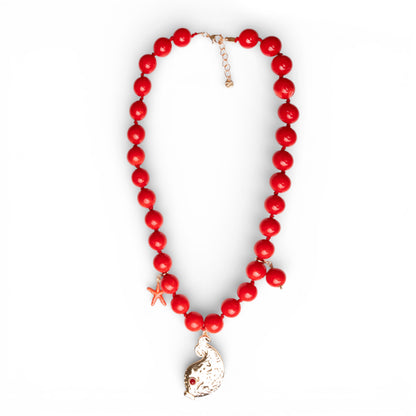 Collana lunga con sfere rosse in acrilico e pendente pesciolino in metallo