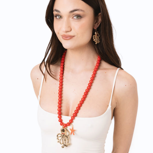 Collana lunga con sfere rosse in acrilico e pendente polipetto in metallo