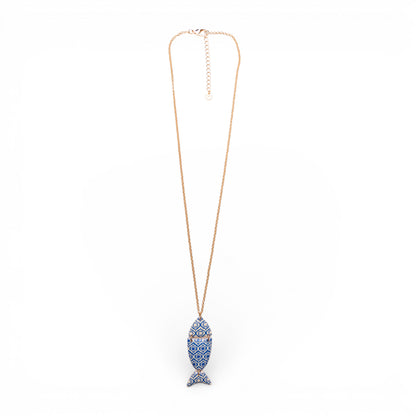 Collana lunga a catena sottile con pendente a pesciolino con texture tono blu