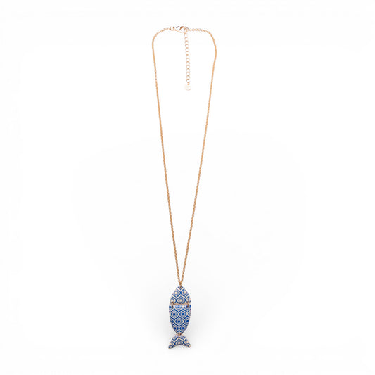 Collana lunga a catena sottile con pendente a pesciolino con texture tono blu