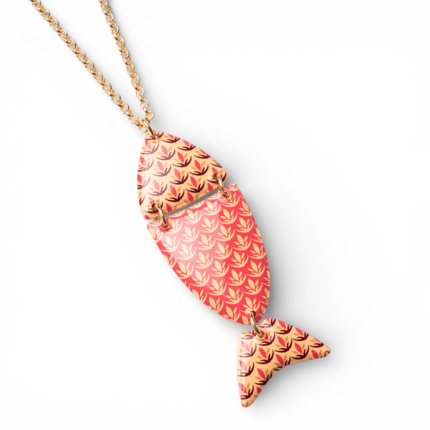 Collana lunga a catena sottile con pendente a pesciolino con texture tono arancio