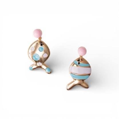 Orecchini pendenti con pesciolini in metallo dal design pop smaltati rosa ed azzurro