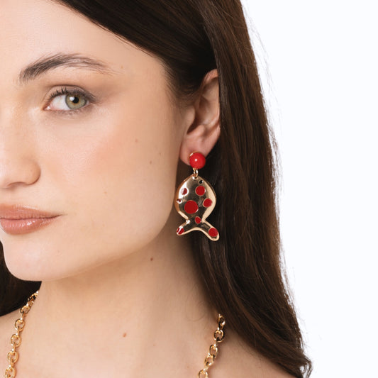 Orecchini pendenti con pesciolini in metallo dal design pop smaltati di rosso
