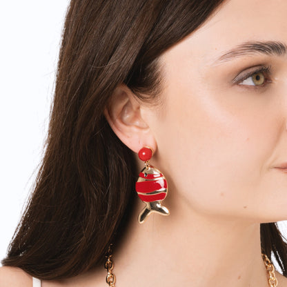 Orecchini pendenti con pesciolini in metallo dal design pop smaltati di rosso