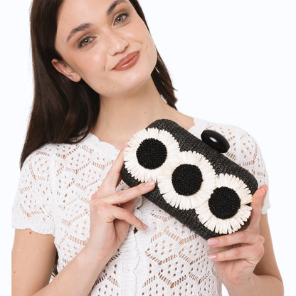 Borsa clutch nera con tre fiori a rilievo