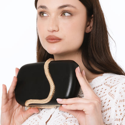 Borsa clutch nera con dettaglio a serpente in metallo