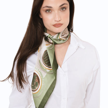 Foulard in seta con stampa a tazzine di caffe tono verde