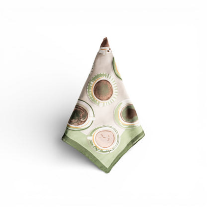 Foulard in seta con stampa a tazzine di caffe tono verde