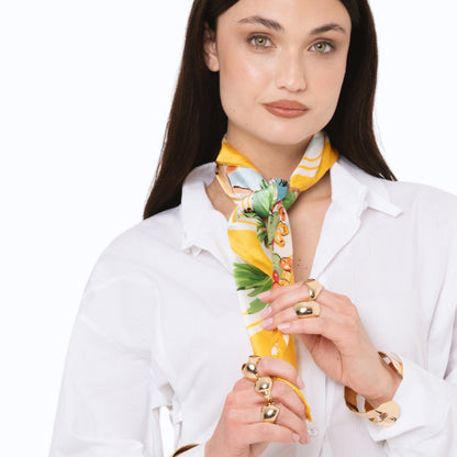 Foulard in seta con motivo estivo tono giallo