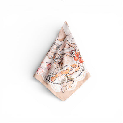 Foulard in seta con motivo estivo tono beige