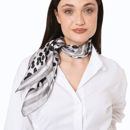 Foulard in seta con stampa animalier bianca e nera