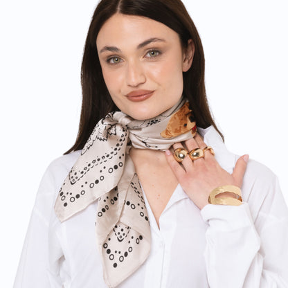 Foulard in seta tortora con stampa ad orsacchiotto