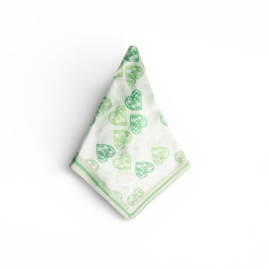 Foulard in seta con stampa a cuori tono verde