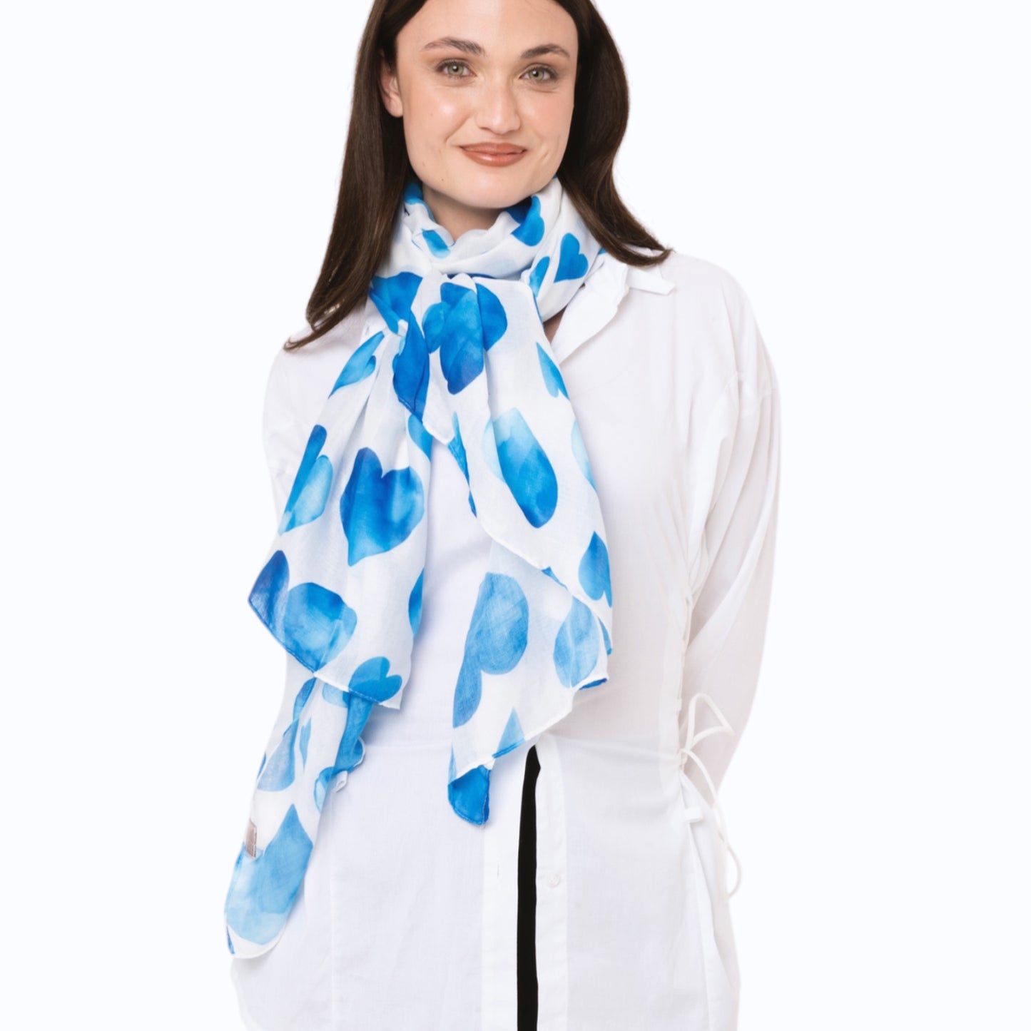 Sciarpa in cotone bianca con stampa a cuori blu