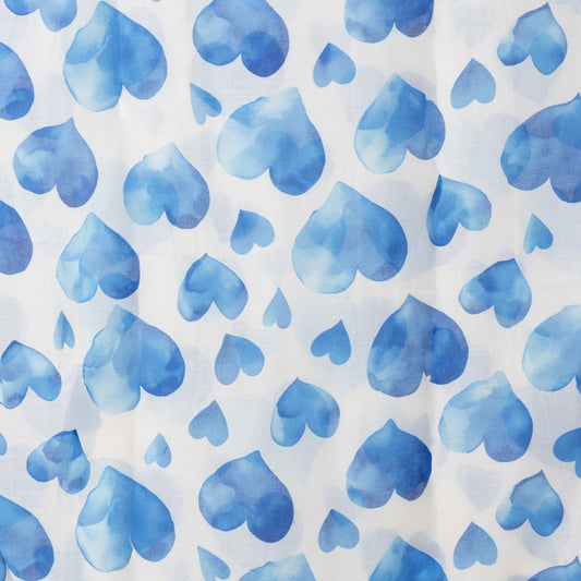 Sciarpa in cotone bianca con stampa a cuori blu