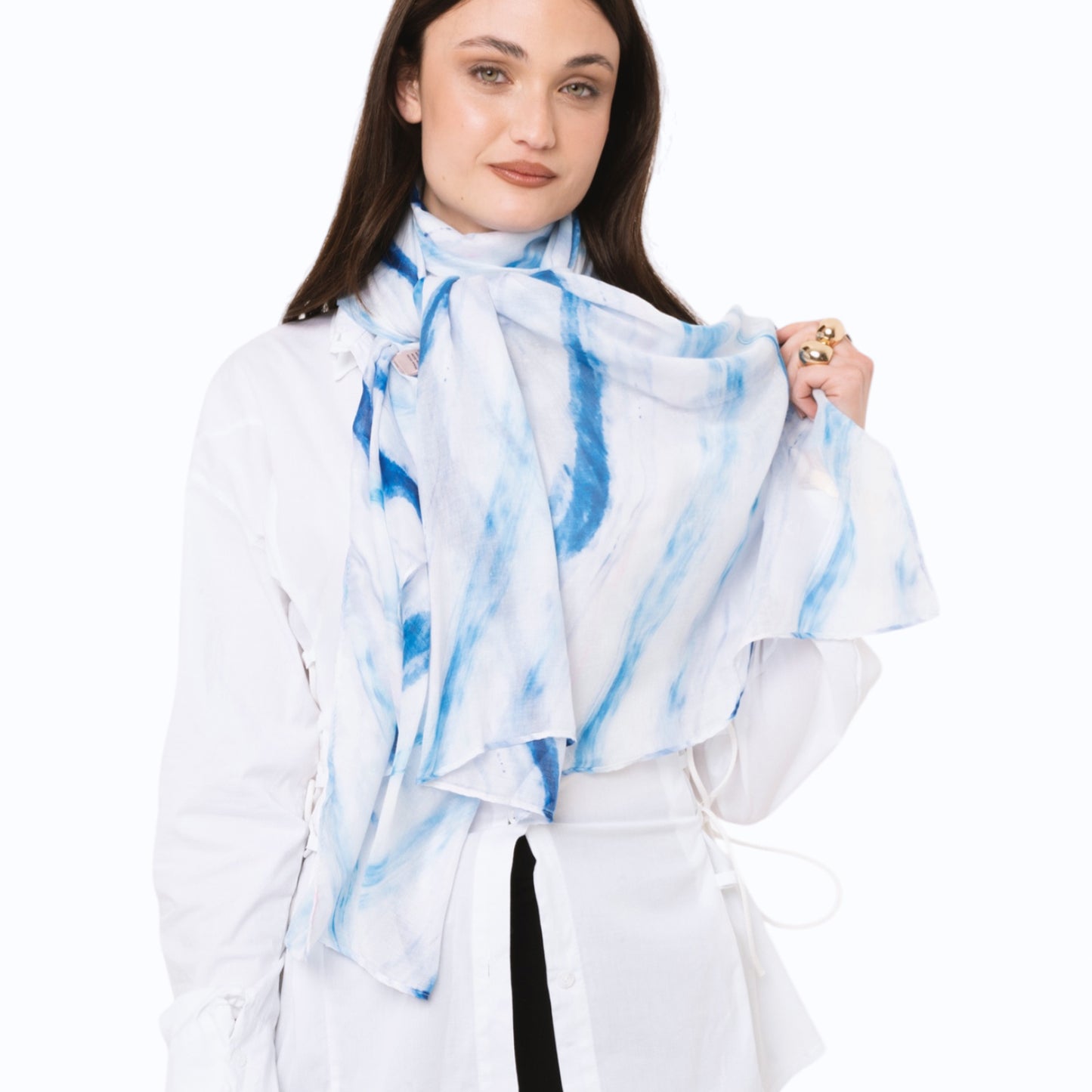 Sciarpa in cotone bianca con stampa tono blu