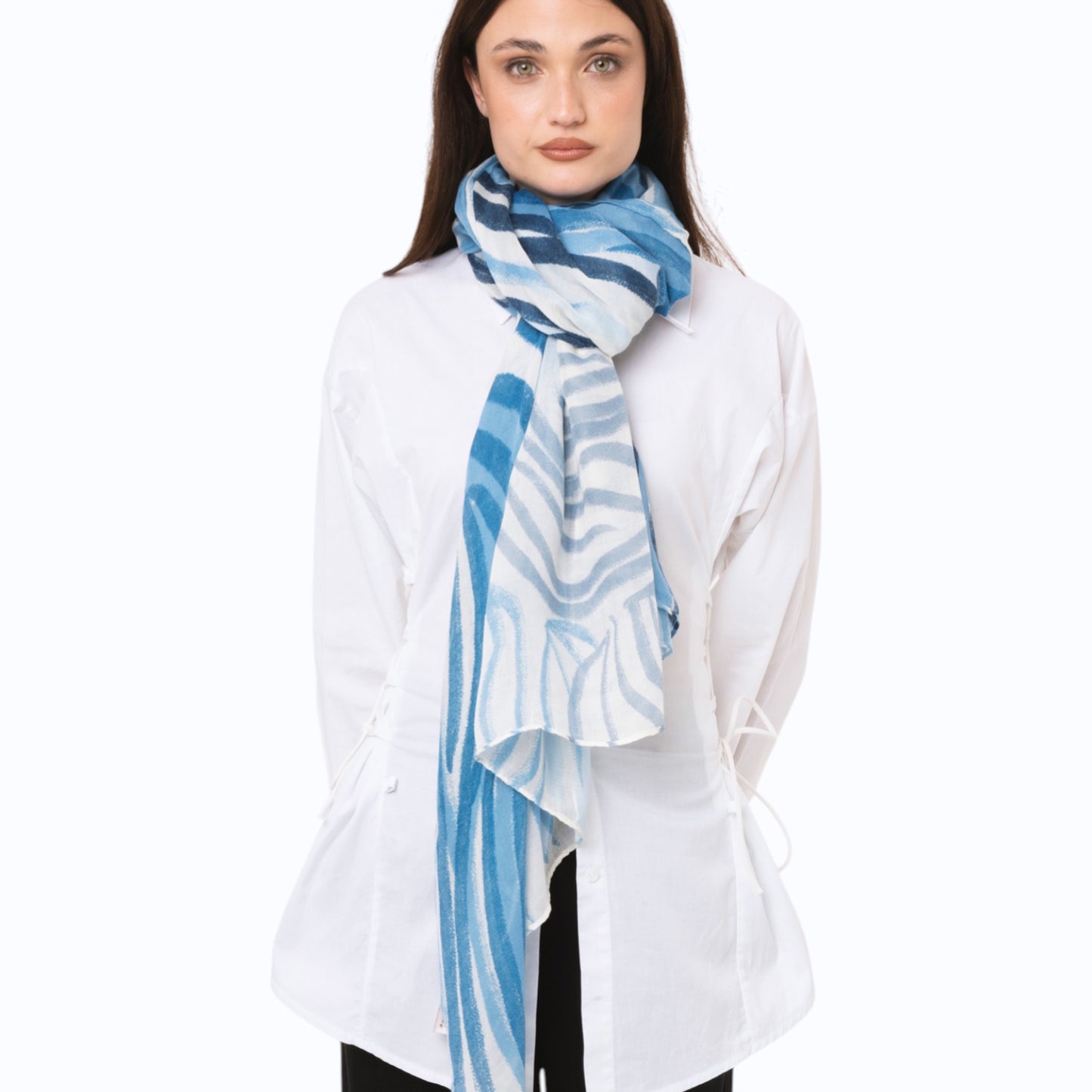 Sciarpa in cotone bianca con stampa tono blu