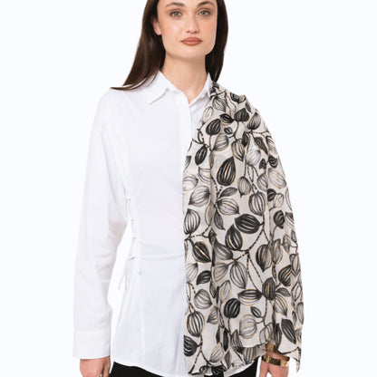 Sciarpa in cotone beige con stampa a foglie nera