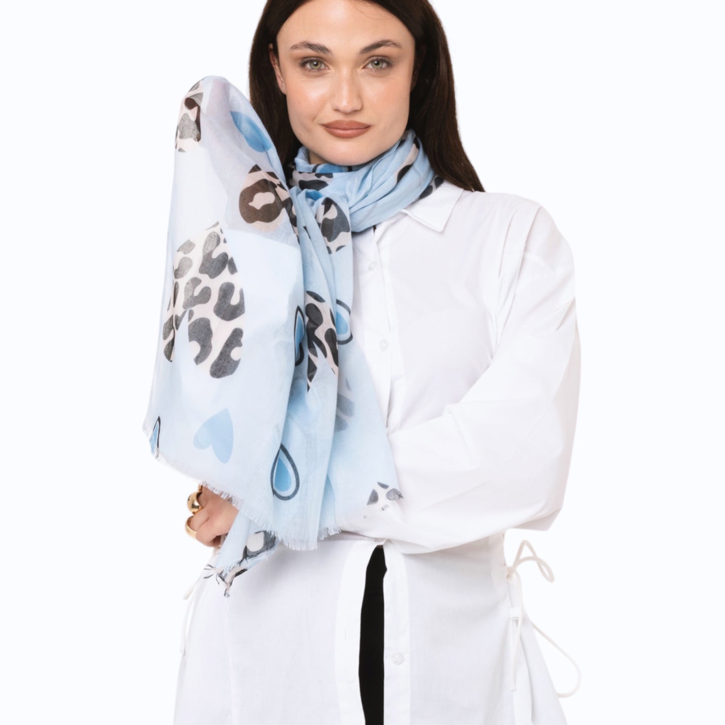 Sciarpa in seta celeste con stampa a cuori animalier