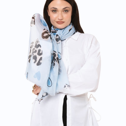 Sciarpa in seta celeste con stampa a cuori animalier