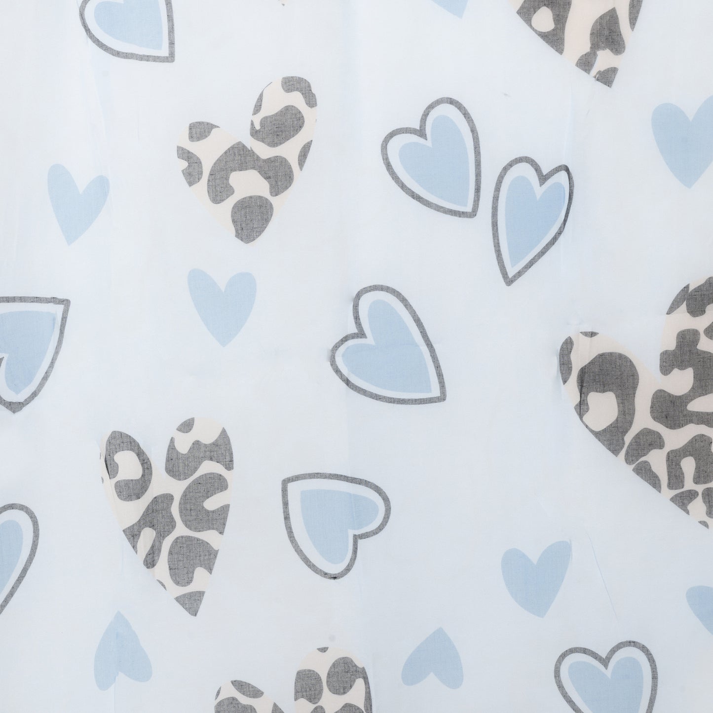 Sciarpa in seta celeste con stampa a cuori animalier