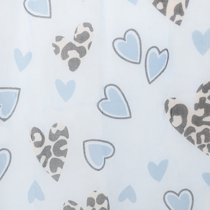 Sciarpa in seta celeste con stampa a cuori animalier