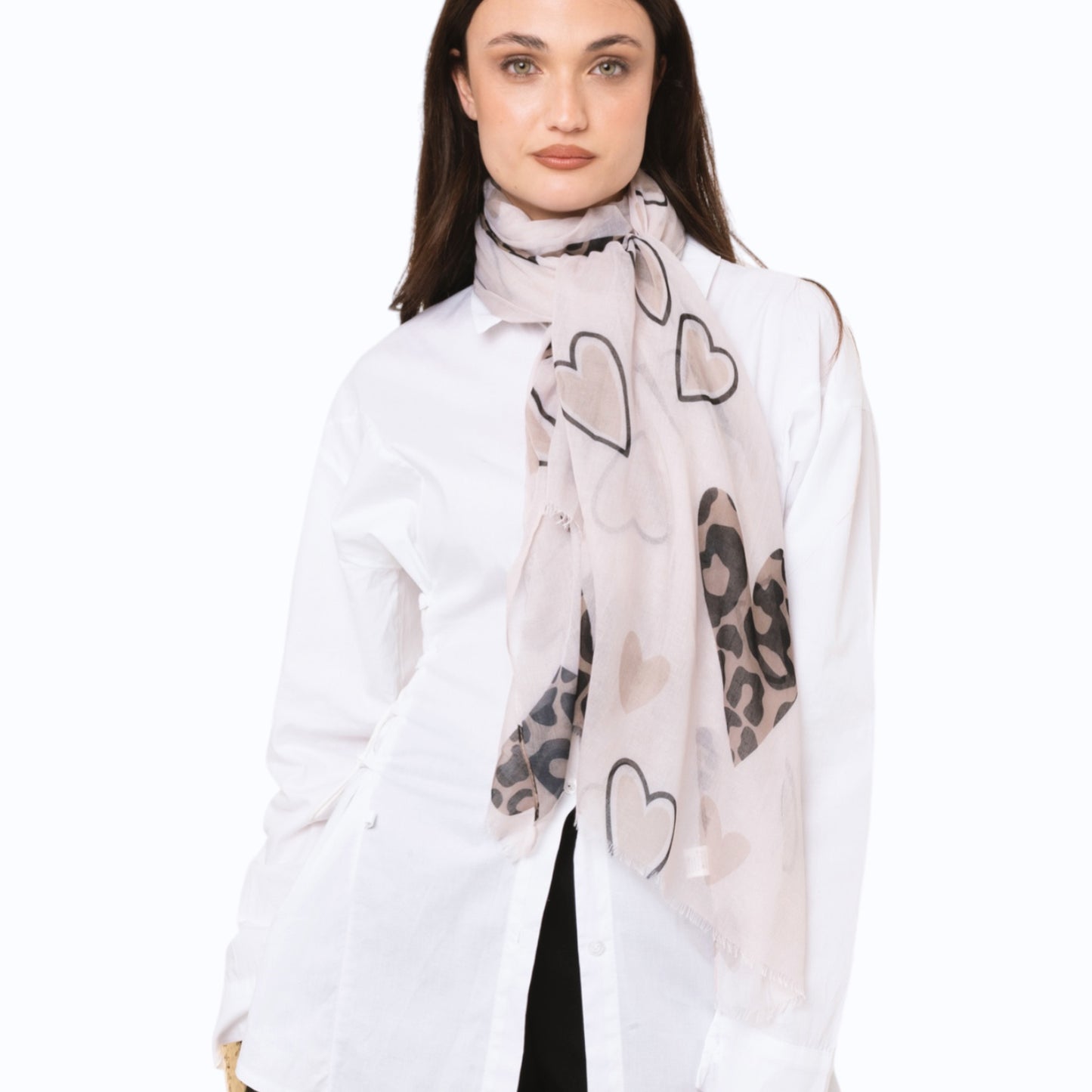 Sciarpa in seta beige con stampa a cuori animalier