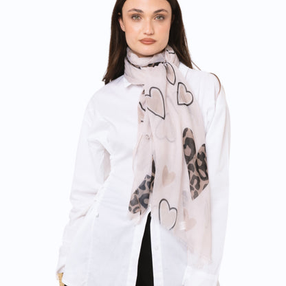 Sciarpa in seta beige con stampa a cuori animalier
