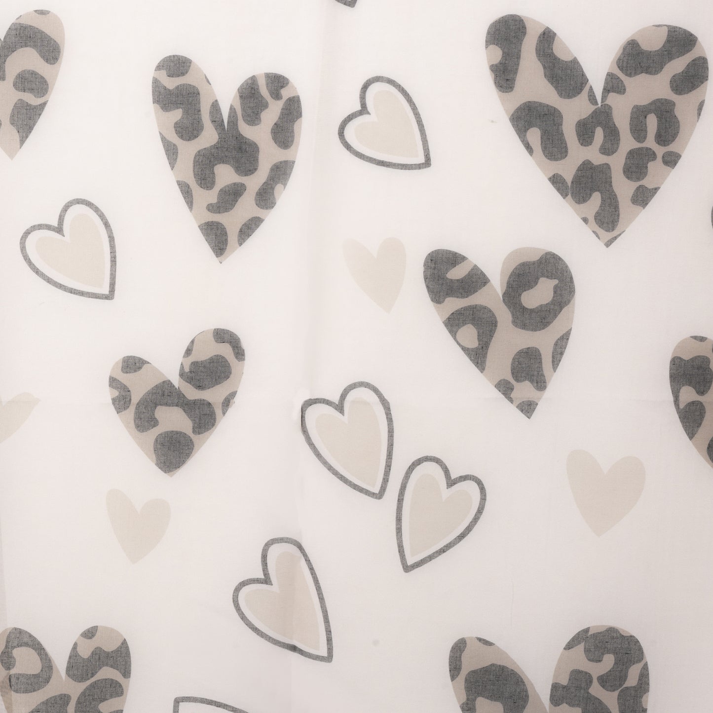 Sciarpa in seta beige con stampa a cuori animalier